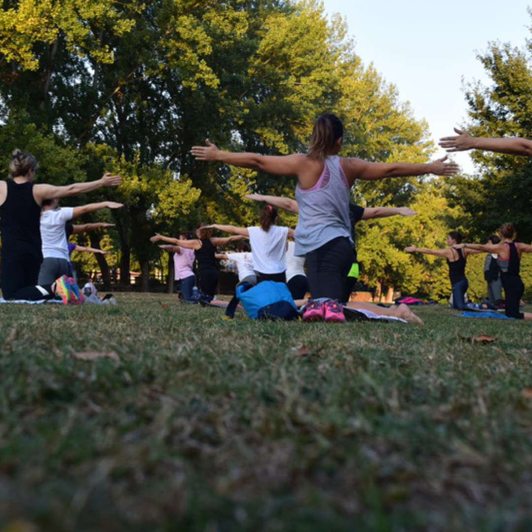 aula de yoga num jardim