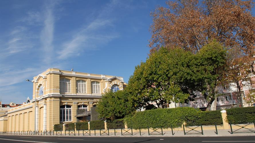 Imagem exterior do edifício e jardim do Aquário Vasco da Gama