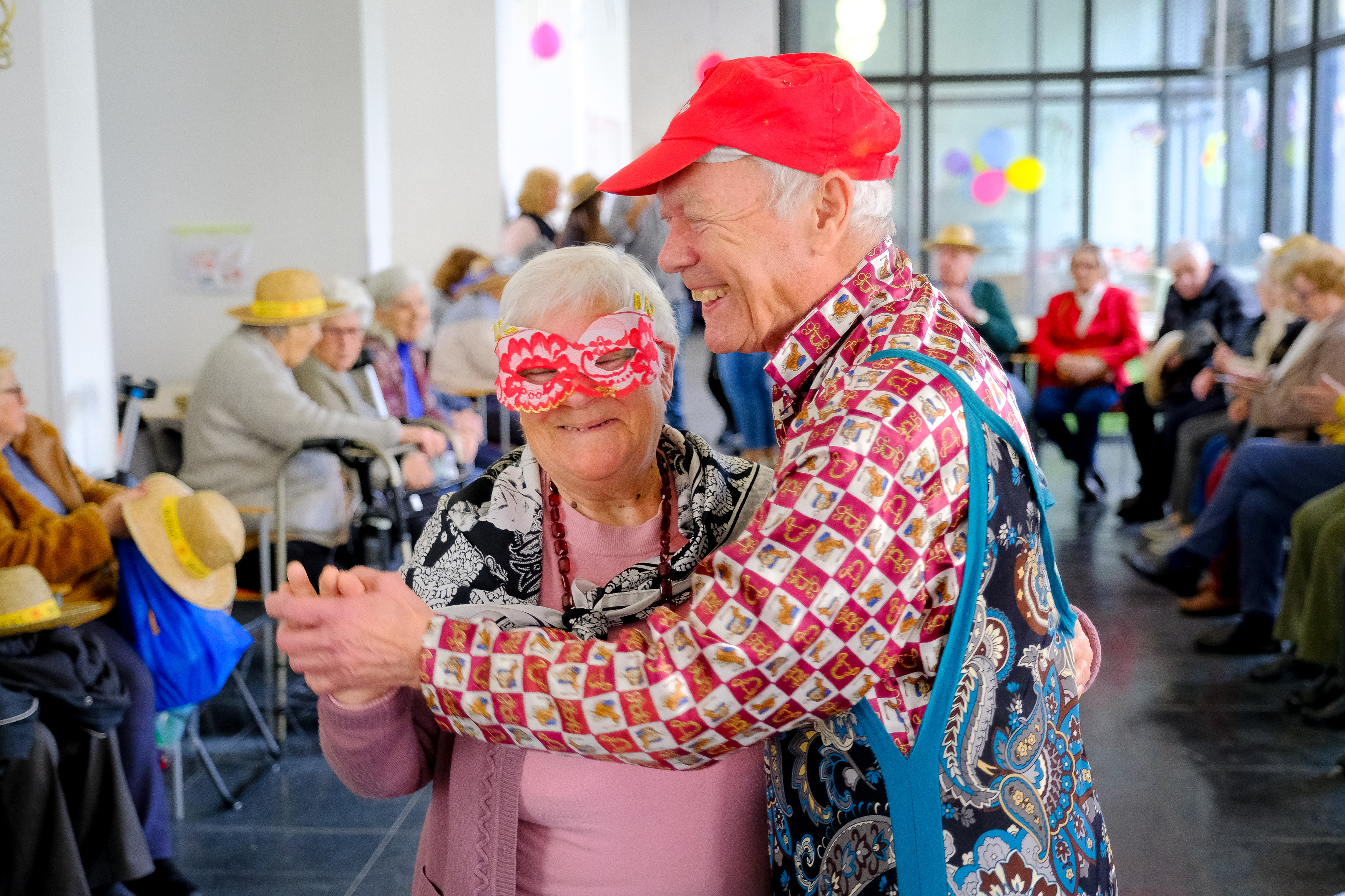 casal de idosos a dançar num baile de máscaras