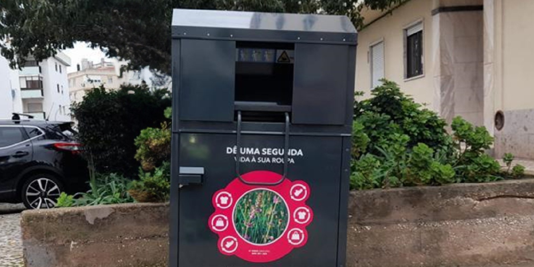 imagem de um coletor de residuos texteis usados 