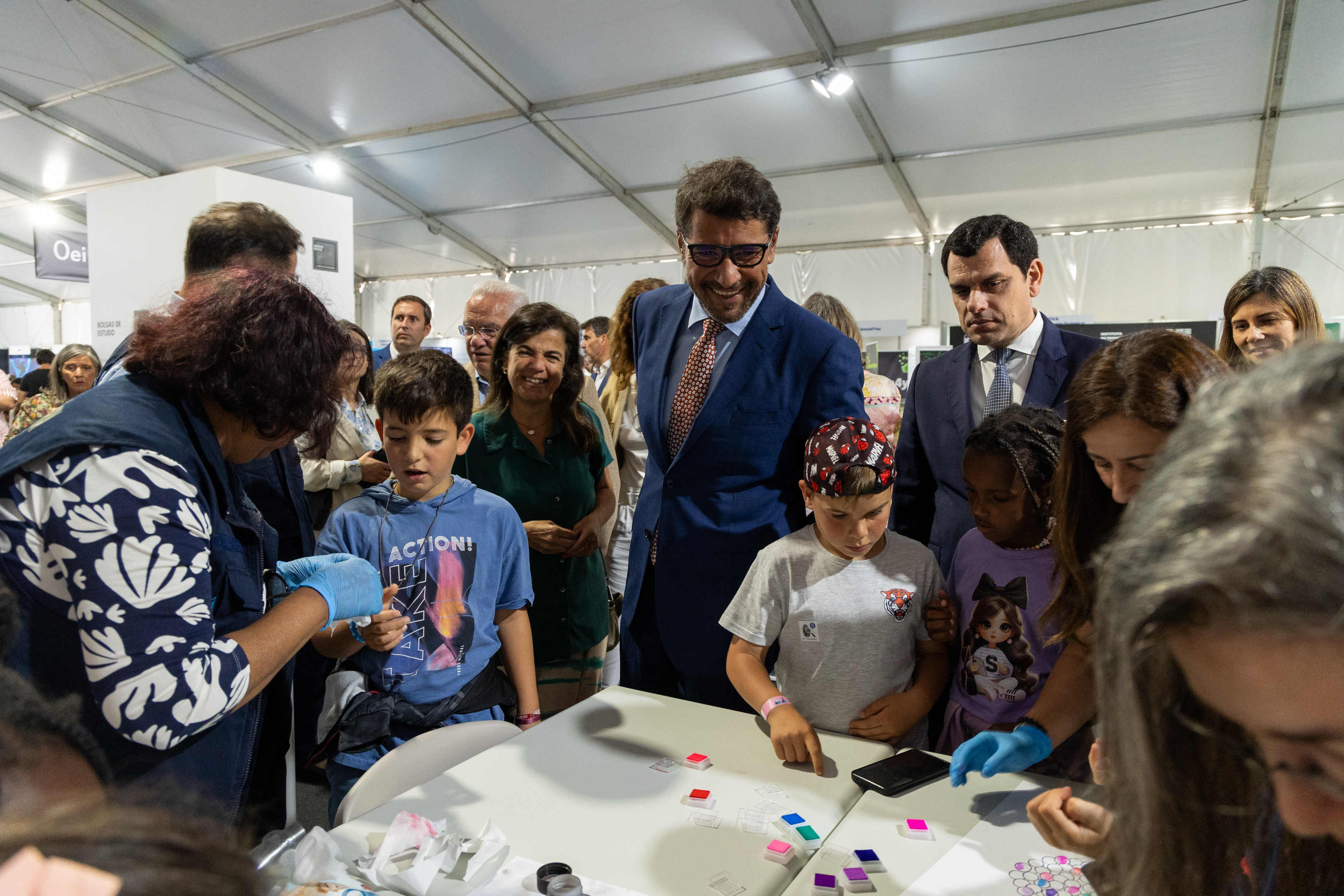 Francisco Rocha Gonçalves (Vice-Presidente) e vereador Pedro Patacho e crianças durante o evento