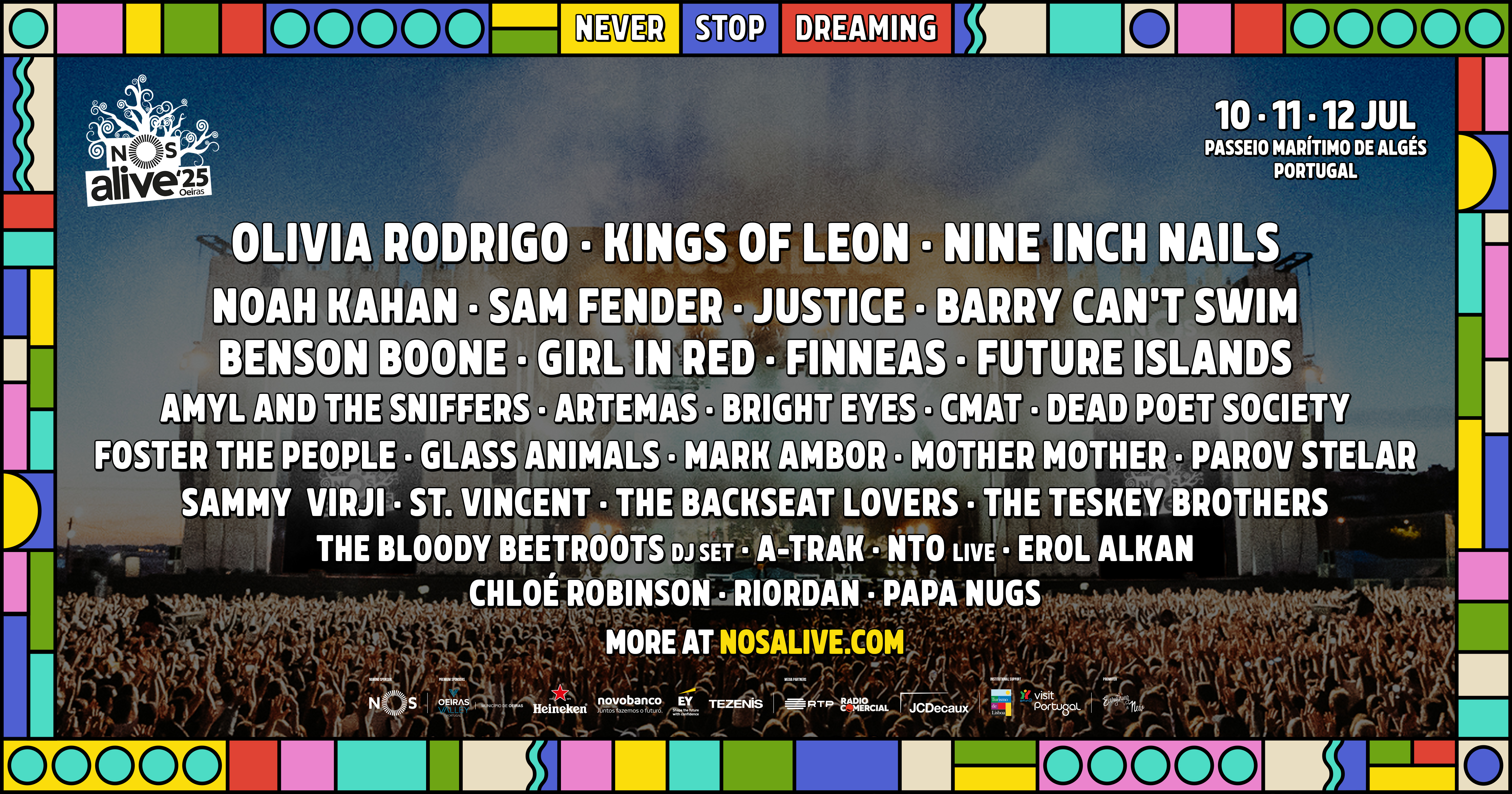 imagem do recinto com o cartaz de artistas