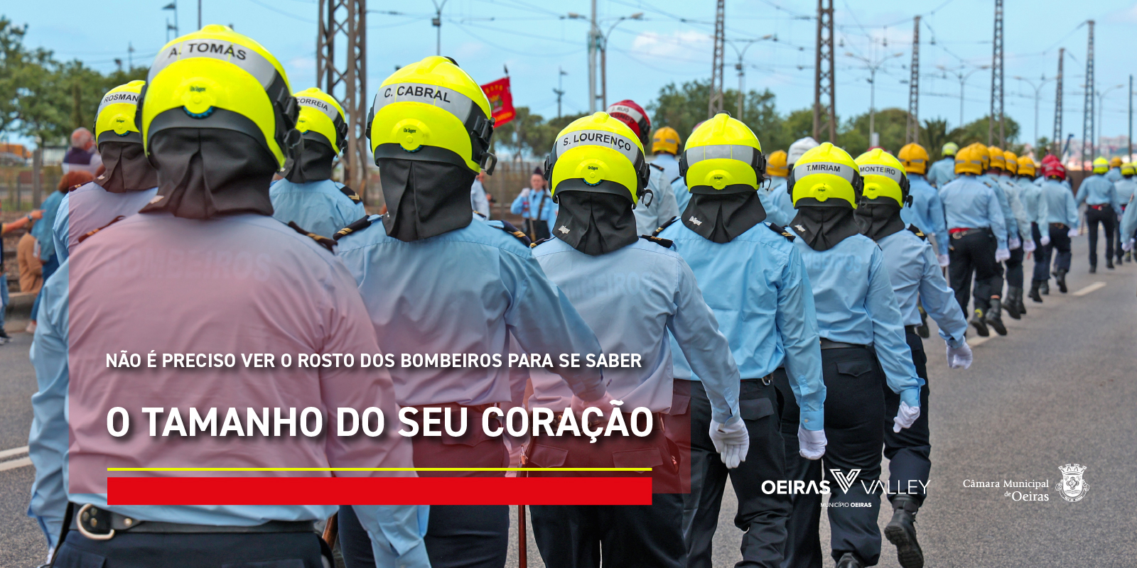 Bombeiros em desfile na rua 