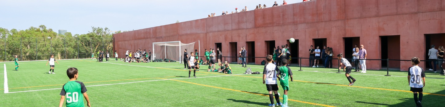 crianças a jogar futebol nonovo campo inaugurado