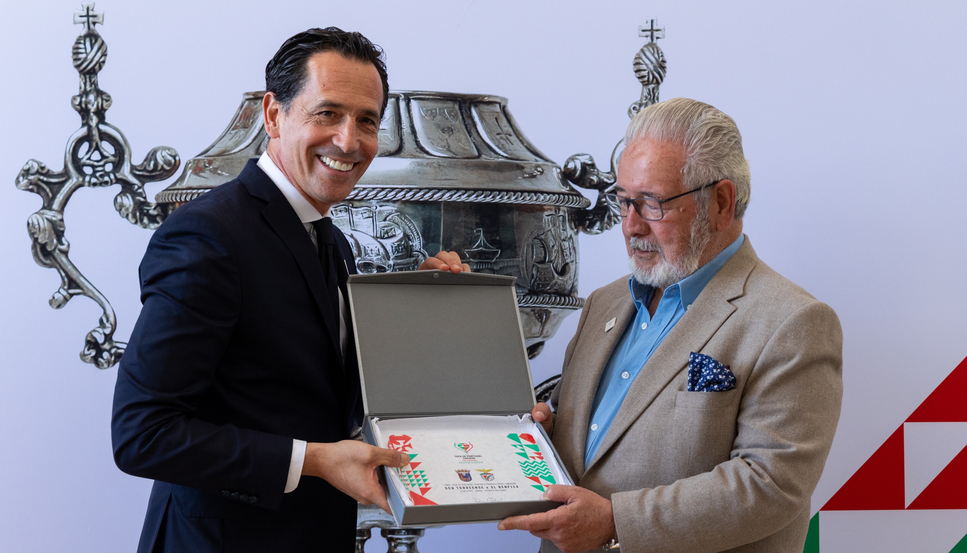 Na fotografia, o Presidente da Federação Portuguesa de Futebol, Pedro Proença, entrega uma placa comemorativa do evento ao Presidente do Município, Isaltino Morais.