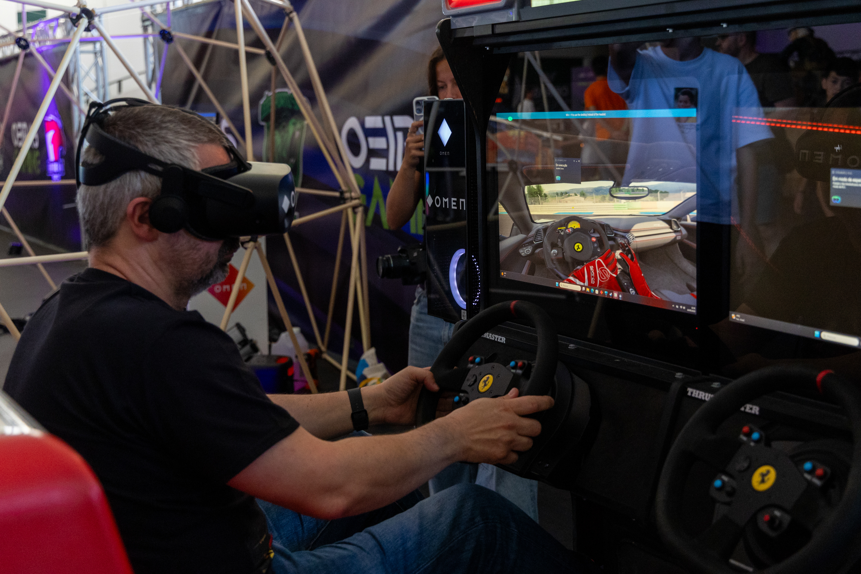 um homem com uns oculos de realidade virtual no evento