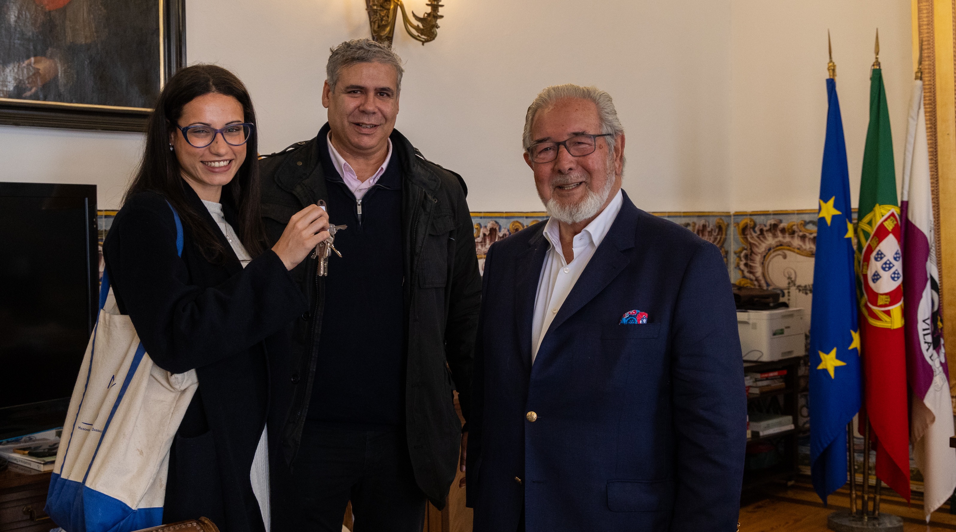 Presidente da Câmara Municipal de Oeiras e família que recebeu a chave da sua nova casa