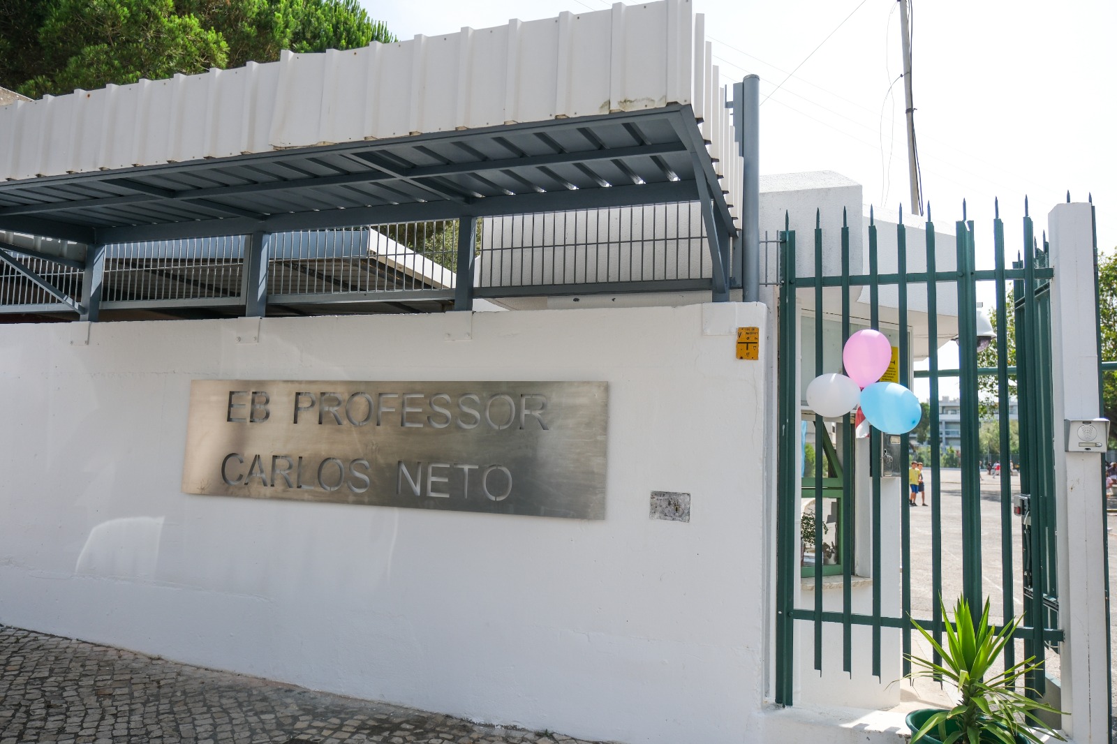 Fachada da escola com a nova designação 
