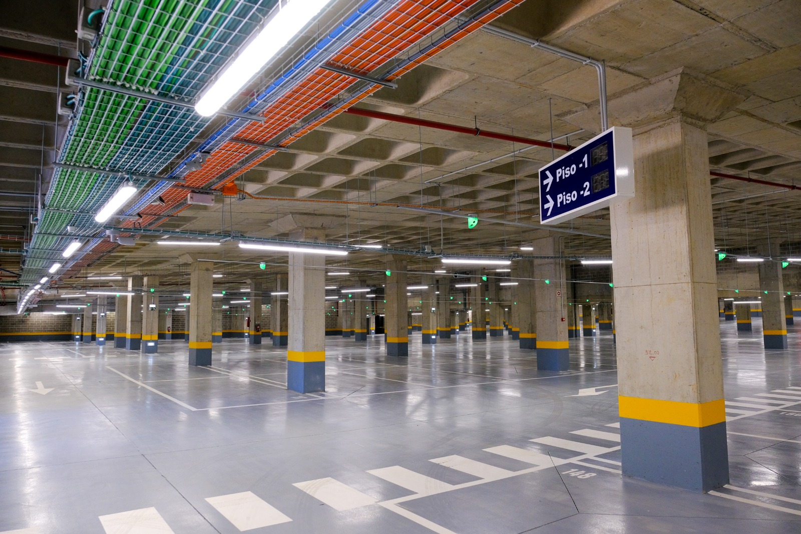 interior de um estacionamento coberto