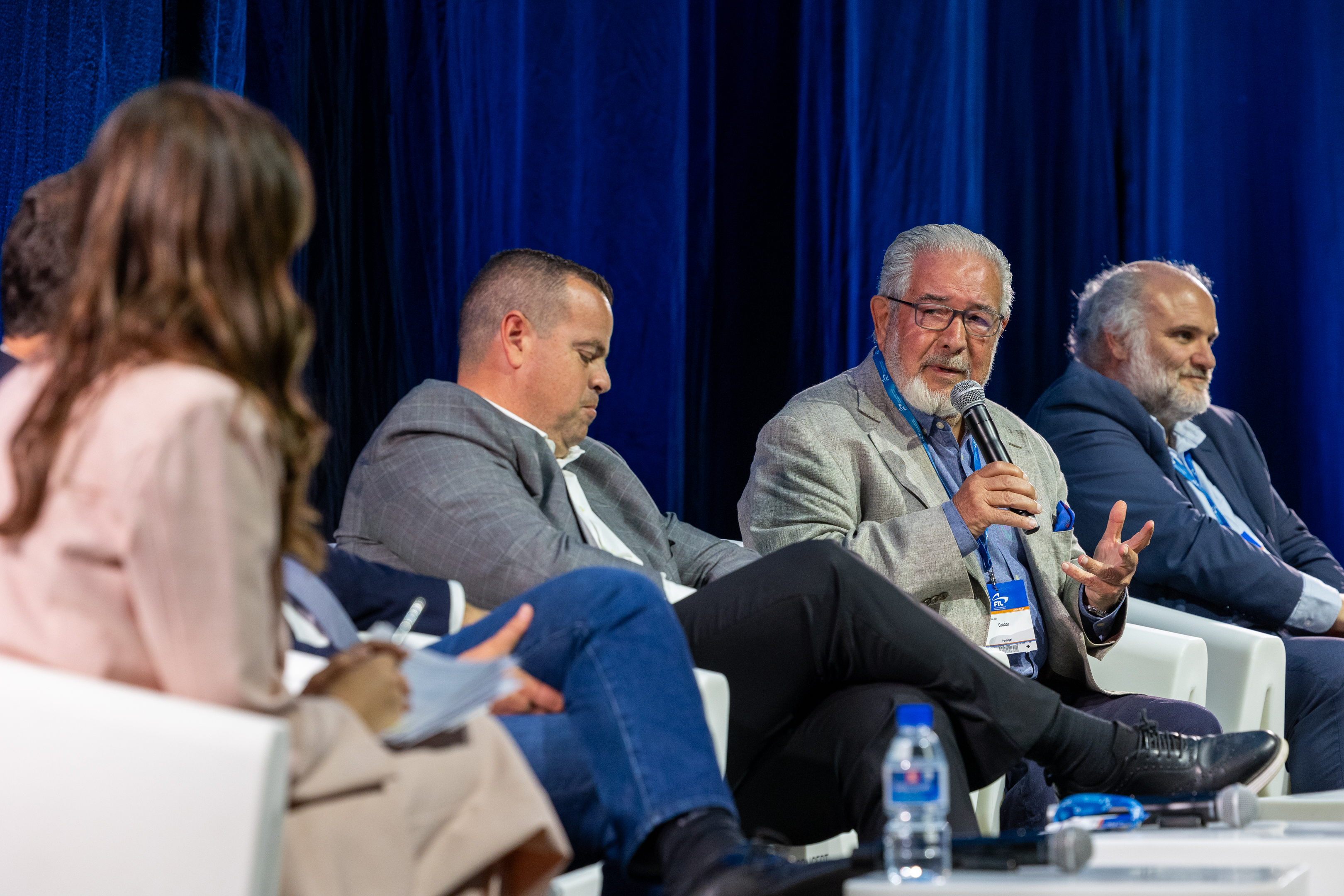 Presidente da CMO a falar no primeiro painel da conferência. 