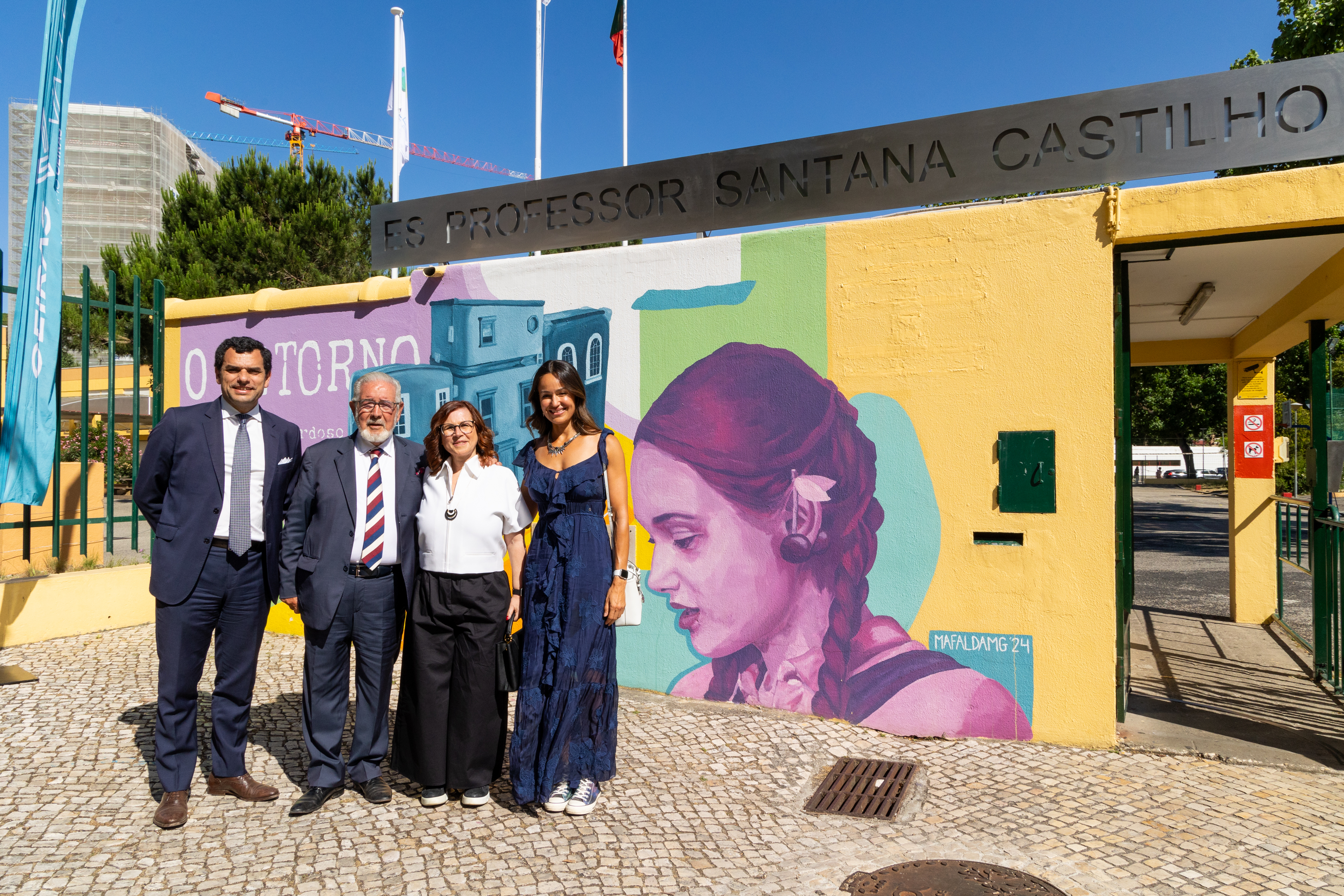 Fotografia do Presidente e Vereador da CMO, com a diretora e filha do Professor Santana Castilho em frente à escola. 
