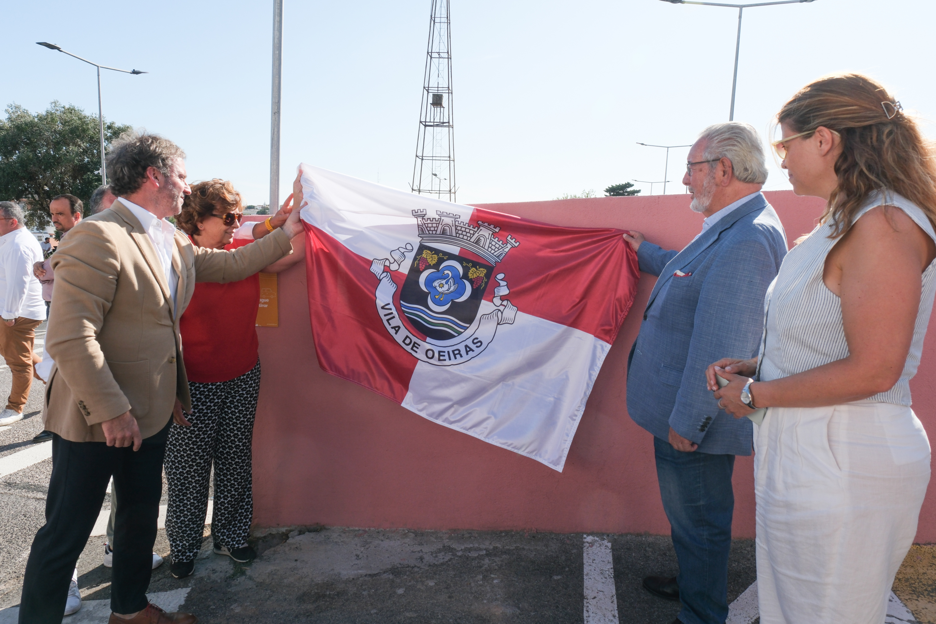 Fotografia da inauguração e descerramento da placa