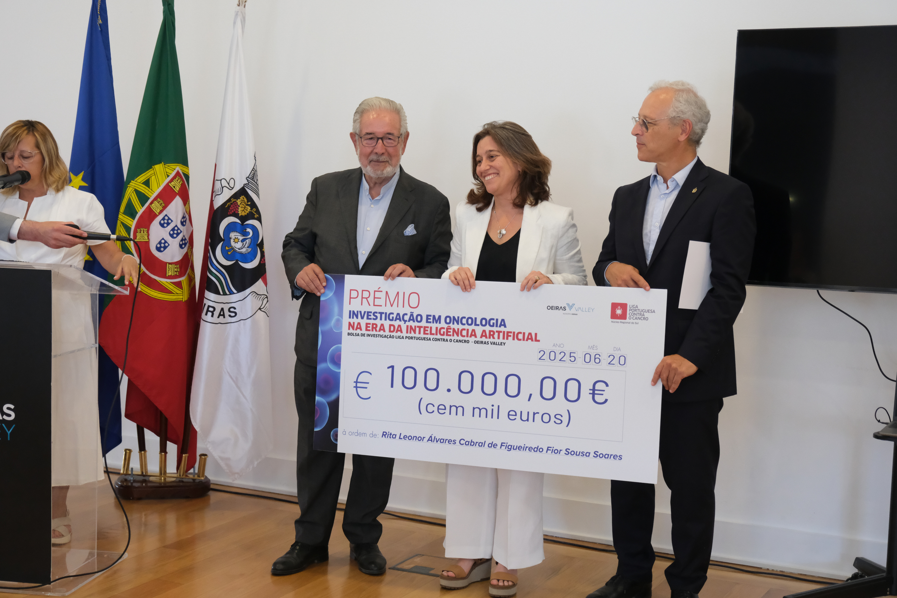 Presidente CMO e Presidente da Liga Contra o Cancro a entregarem a Bolsa à Dra Rita Fiori. 