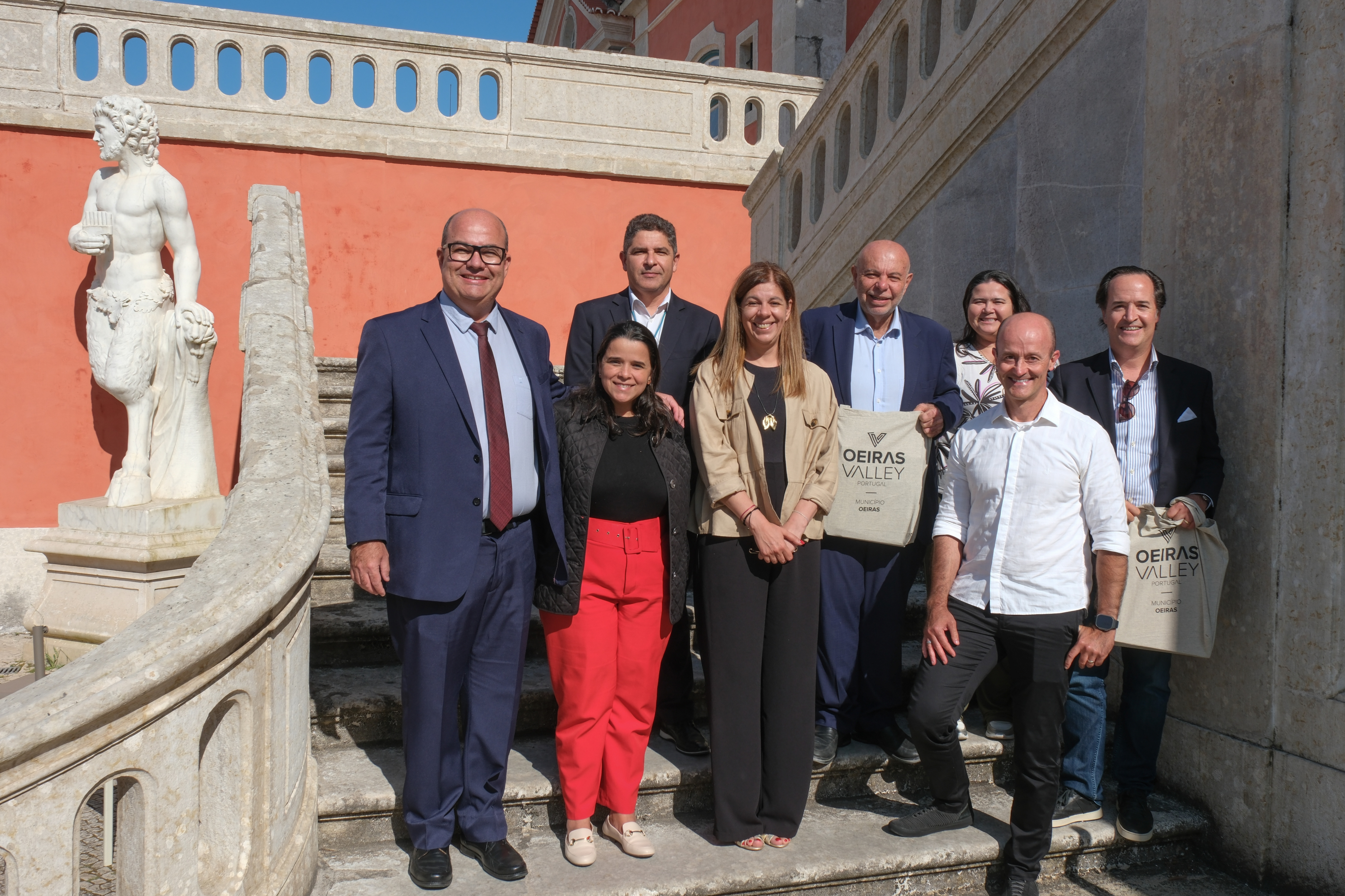 Fotografia da Vereadora Filipa Laborinho com a delegação no Palácio Marquês de Pombal. 