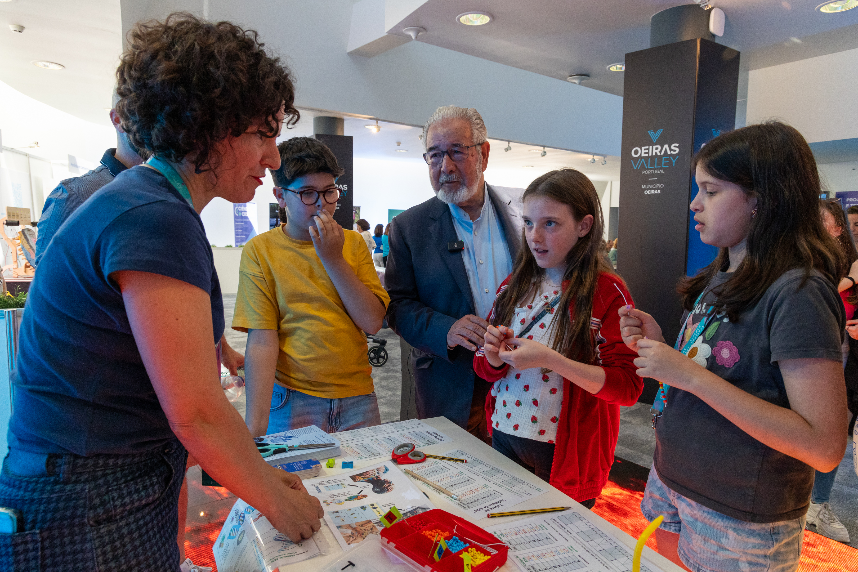 Fotografia do PCMO no Oeiras Science Festival, numa banca com crianças