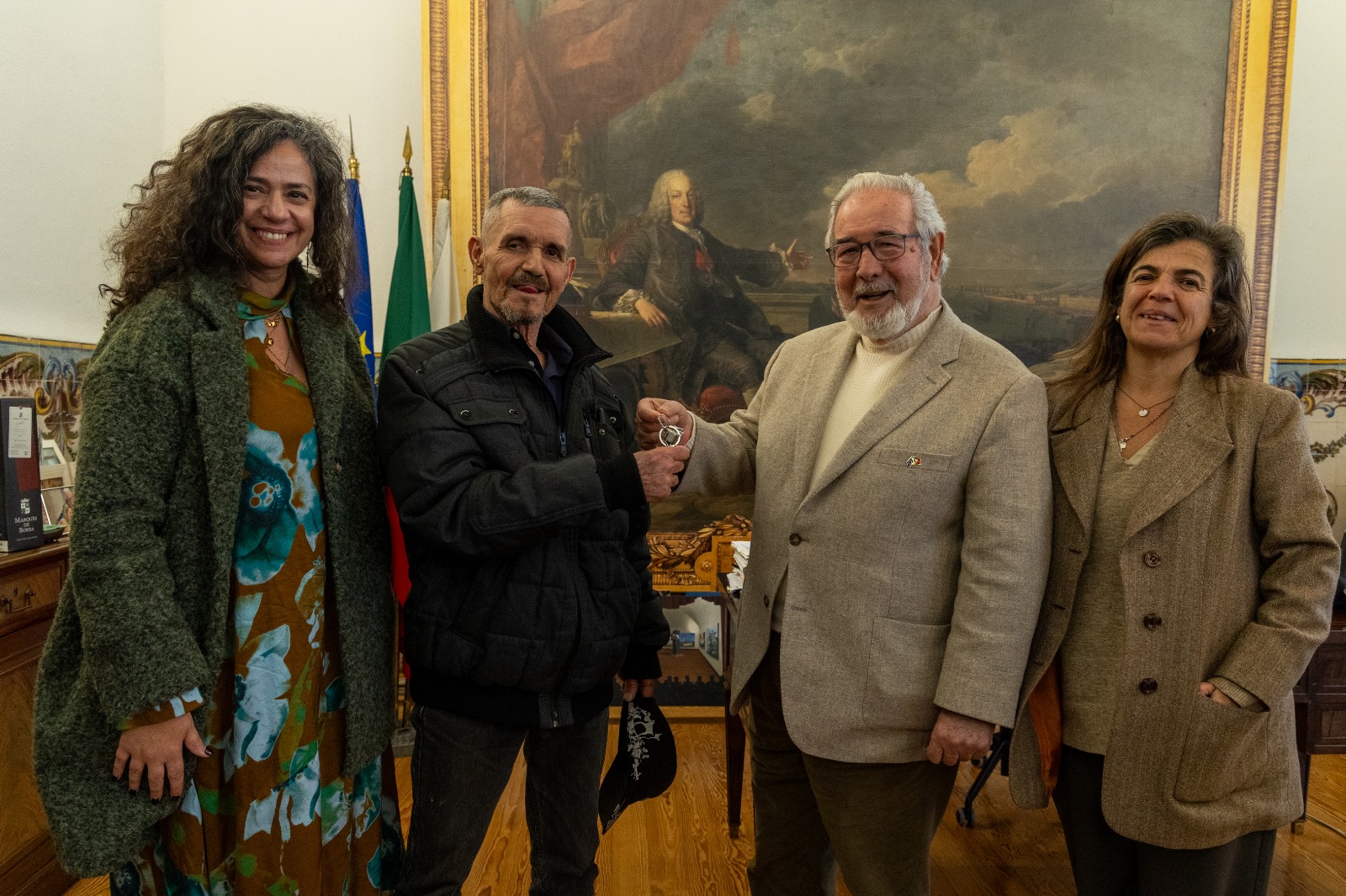 Presidente da CMO com Vereadoras e Francisco Bote a receber a chave