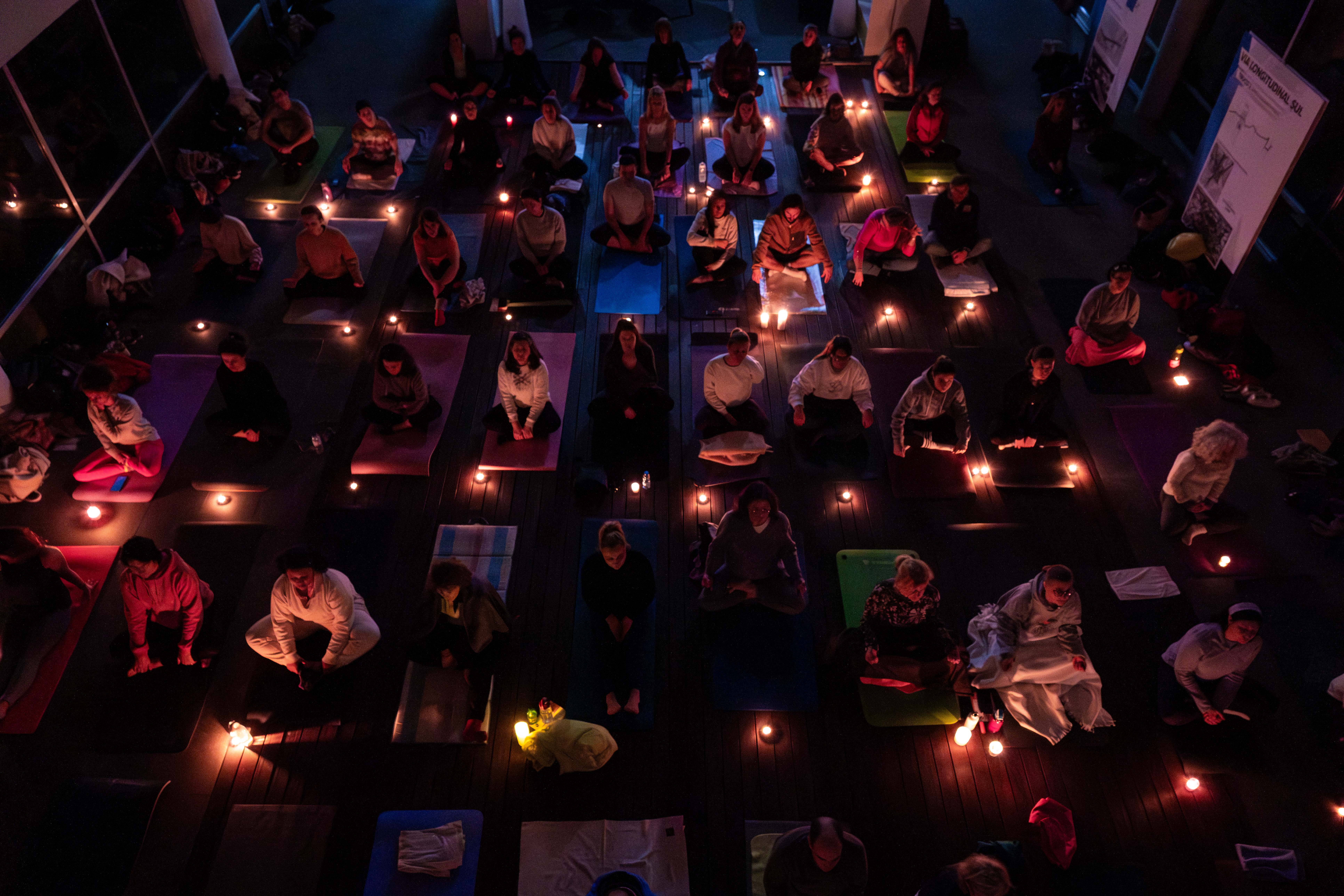 Aula de yoga à luz das velas