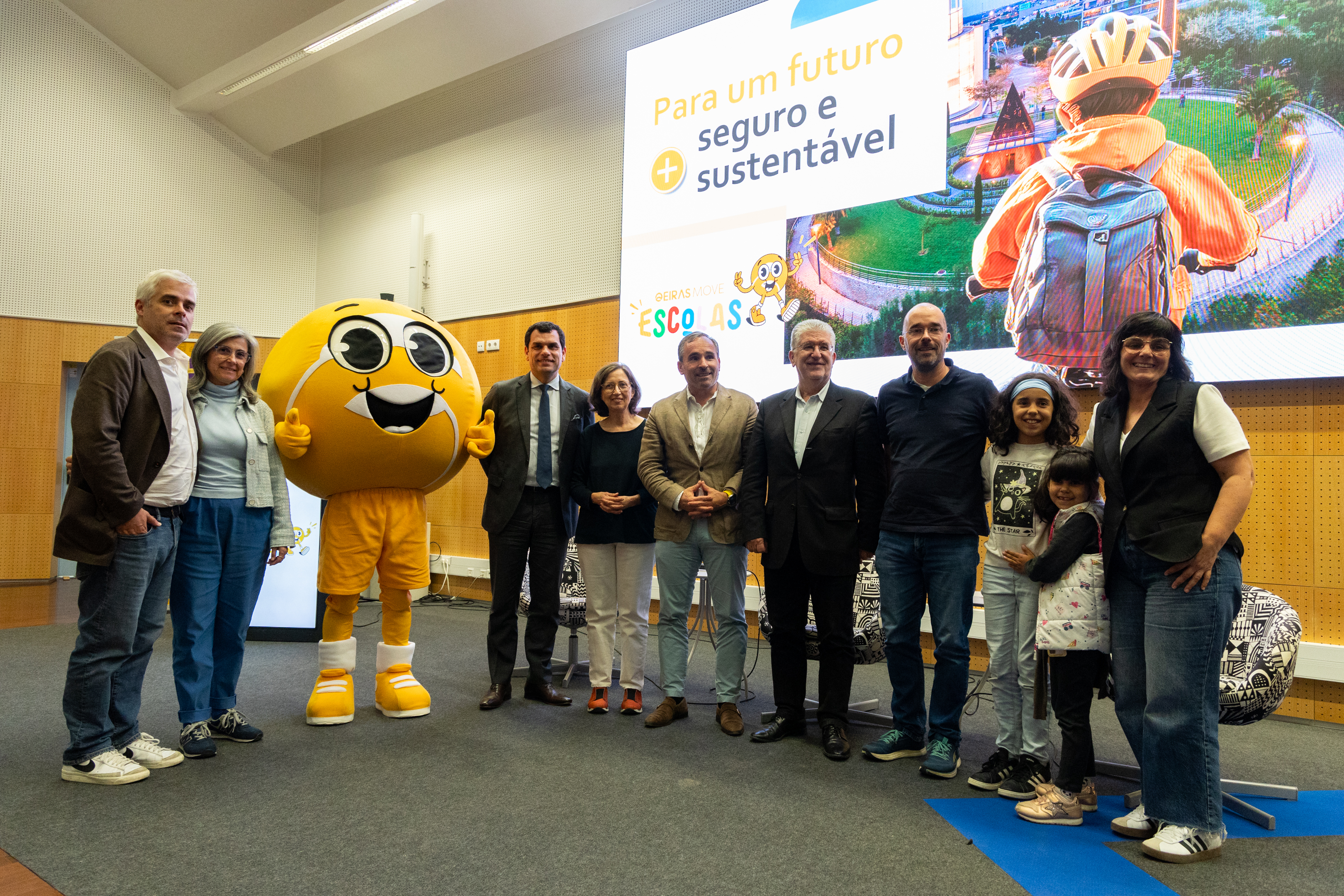 Fotografia de grupo na apresentação do projeto Oeiras Move nas Escolas