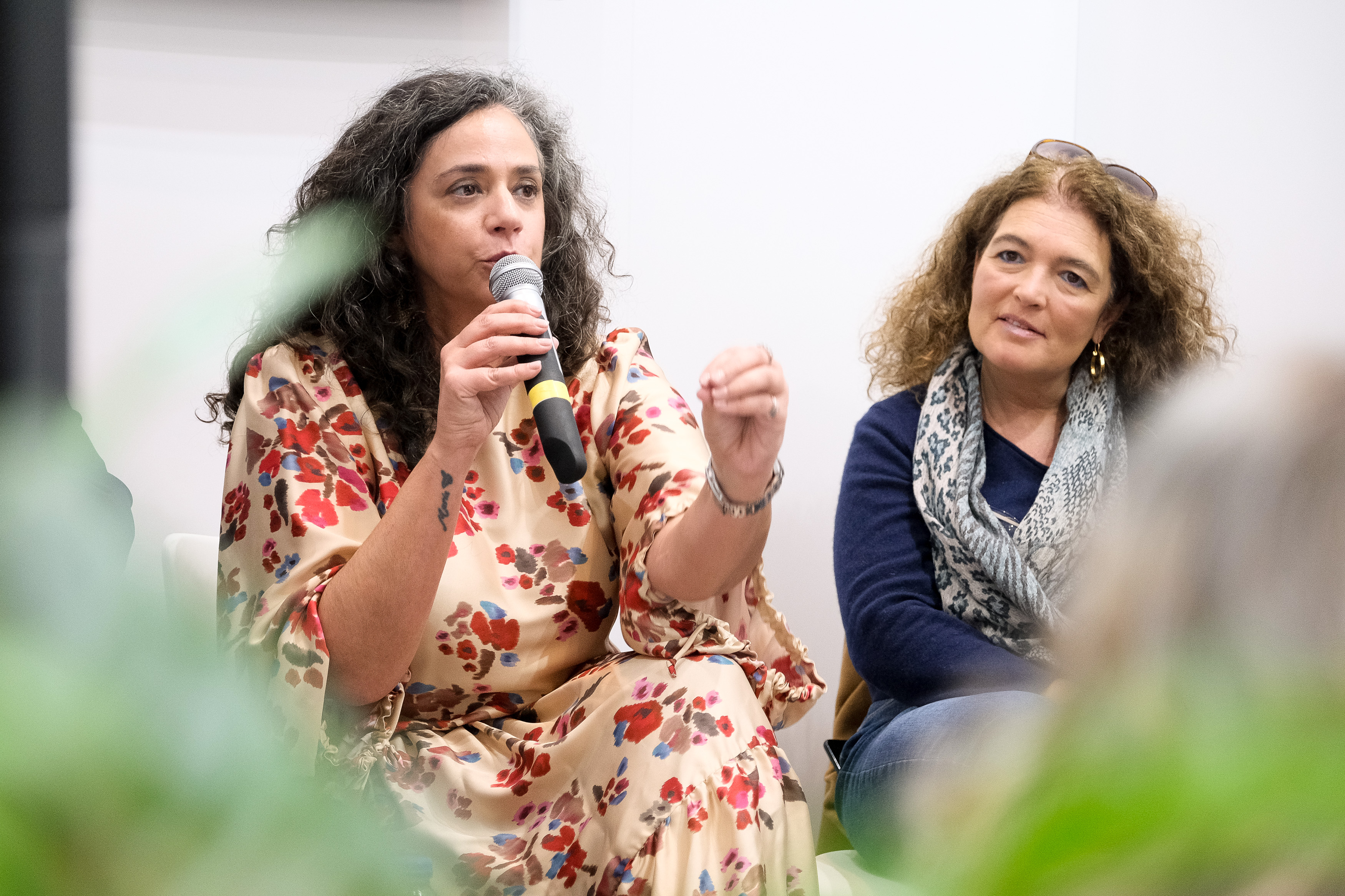 Vereadora Carla Rocha com microfone na mão