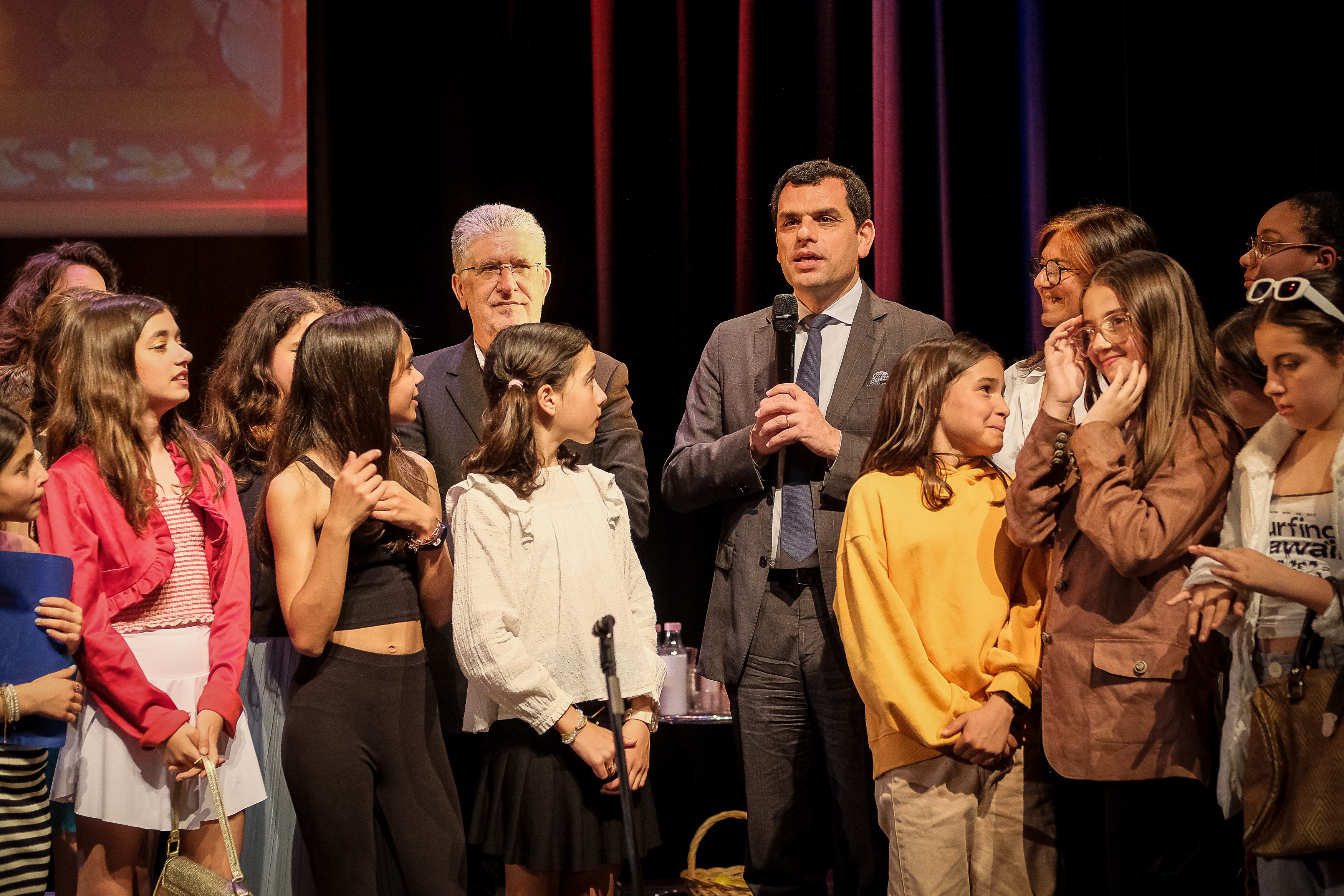 Vereador Pedro Patacho e alunos da Mostra de Teatro