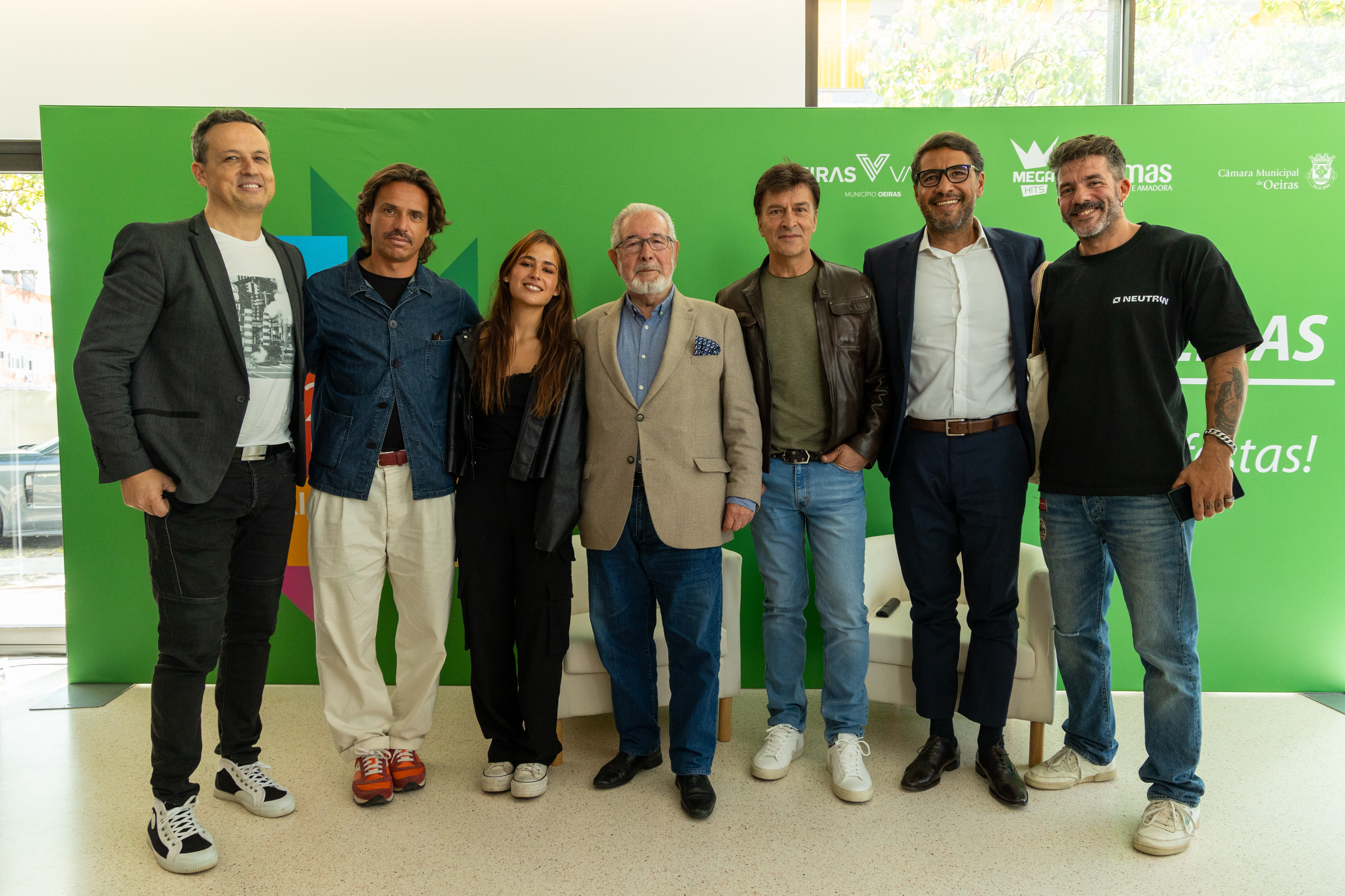 Na fotografia o Presidente da Câmara Municipal de Oeiras, Isaltino Morais, e do Vice-Presidente, Francisco Rocha Gonçalves com os artistas Tony Carreira, Carolina de Deus, Miguel Gameiro, Os Azeitonas e os Revenge of the 90’s