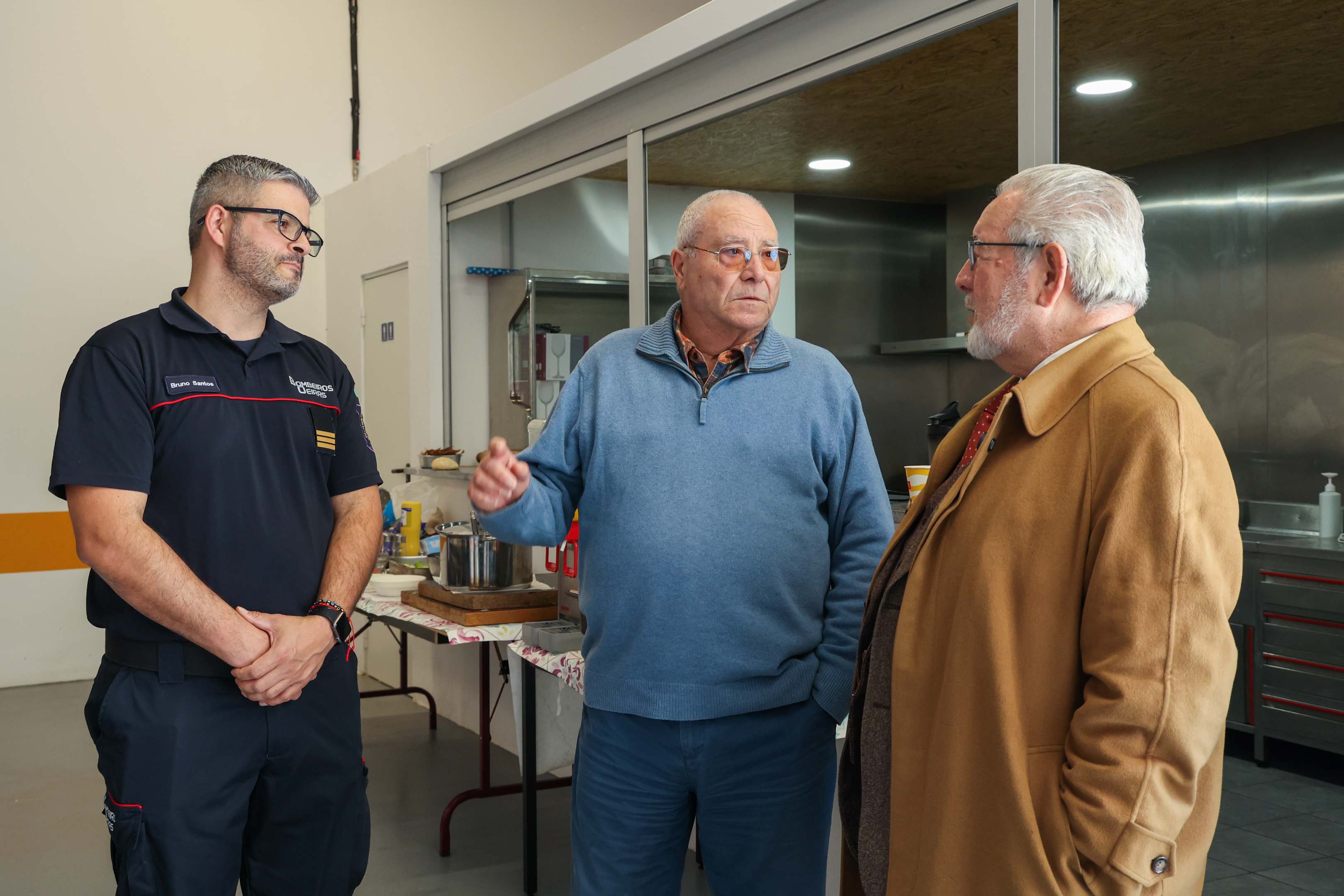 Fotografia do Presidente da Câmara Municipal de Oeiras, Isaltino Morais a falar com dois membros do quartel de bombeiros