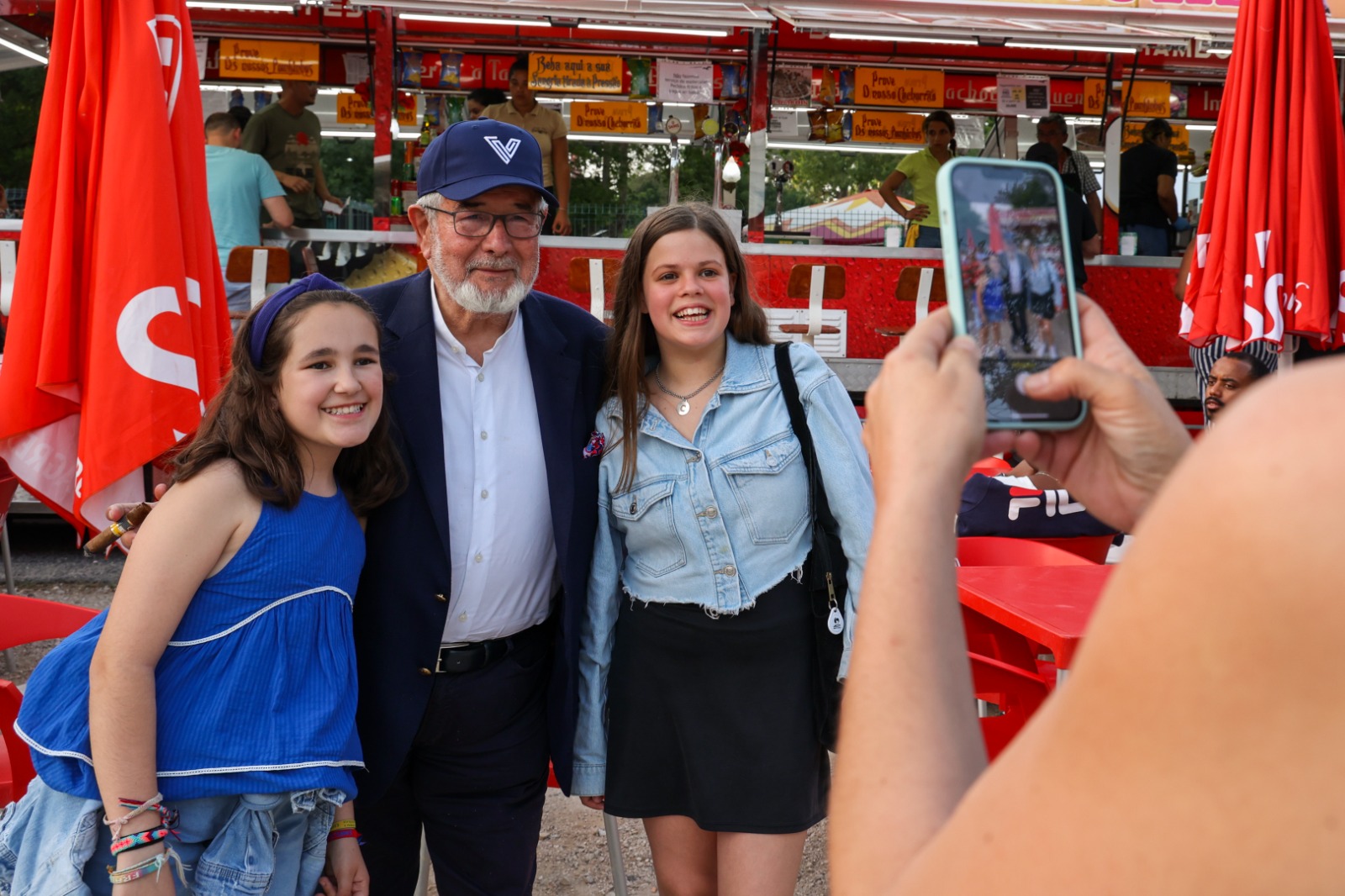 Presidente da CMO tira fotografia com visitantes nas Festas de Oeiras. 