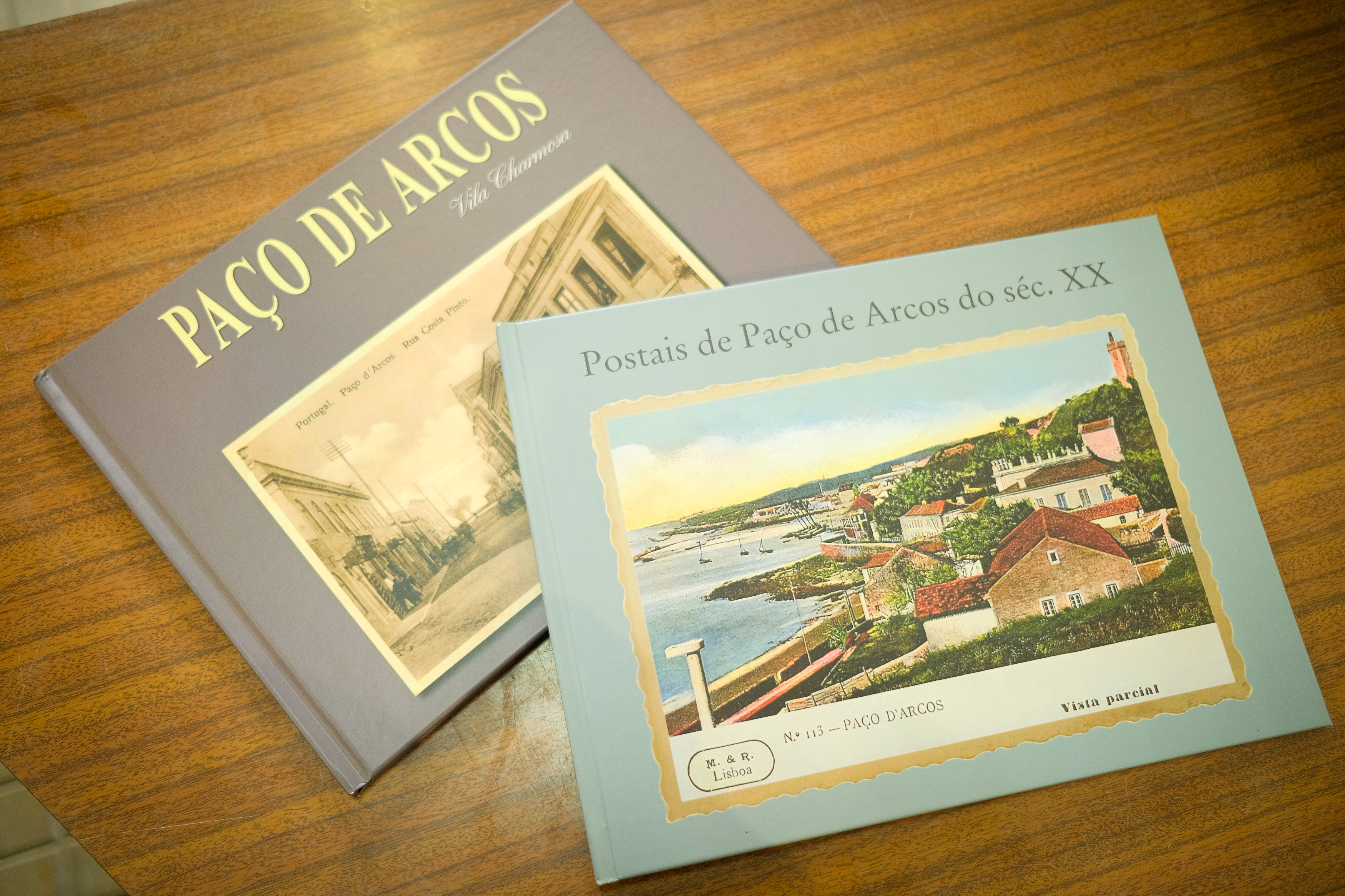 Fotografia de um quadro com um postal antigo. 