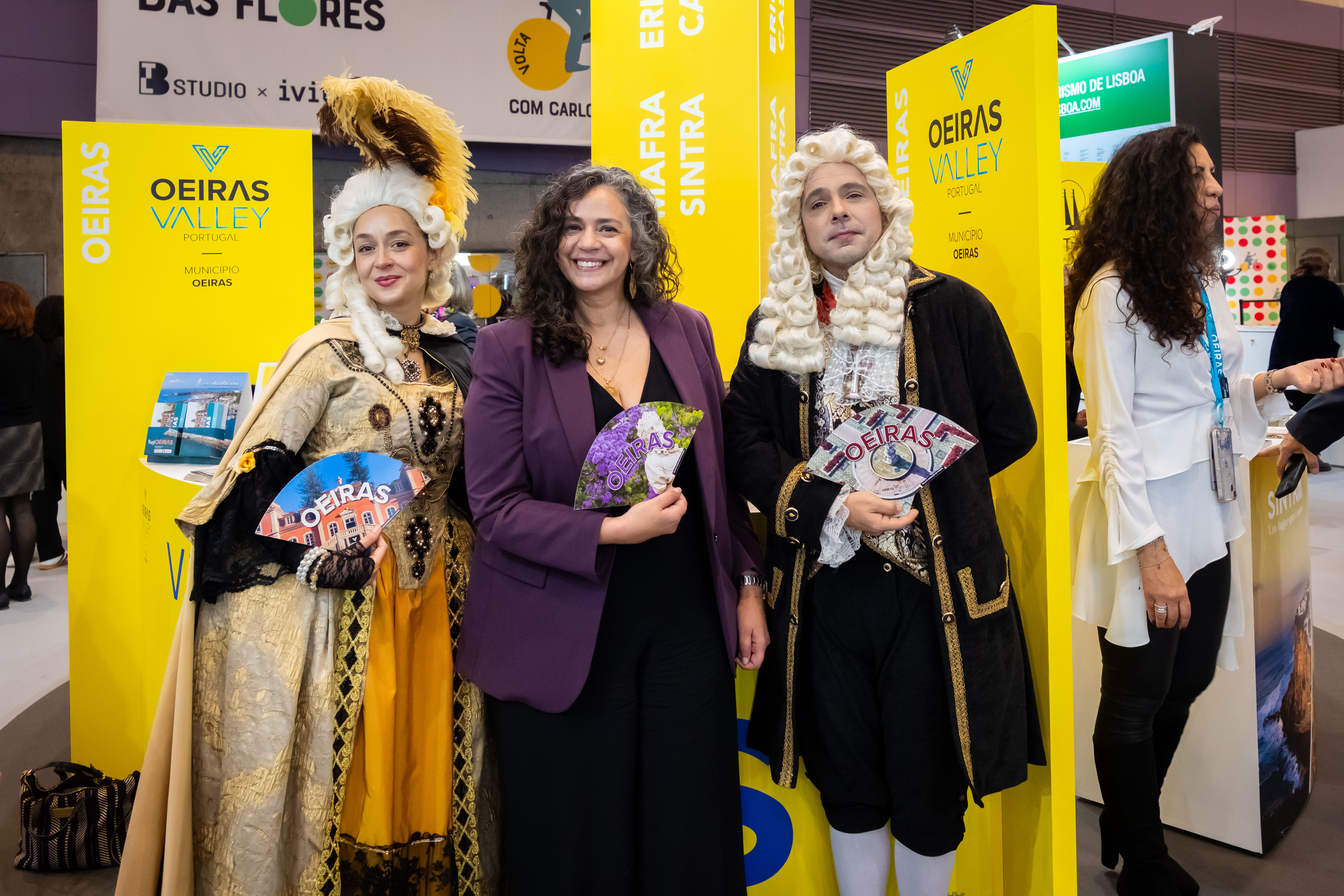 Vereadora com o pelouro do turismo Carla Rocha acompanhada de um casal de figurantes vestidos à época do Marquês de Pombal