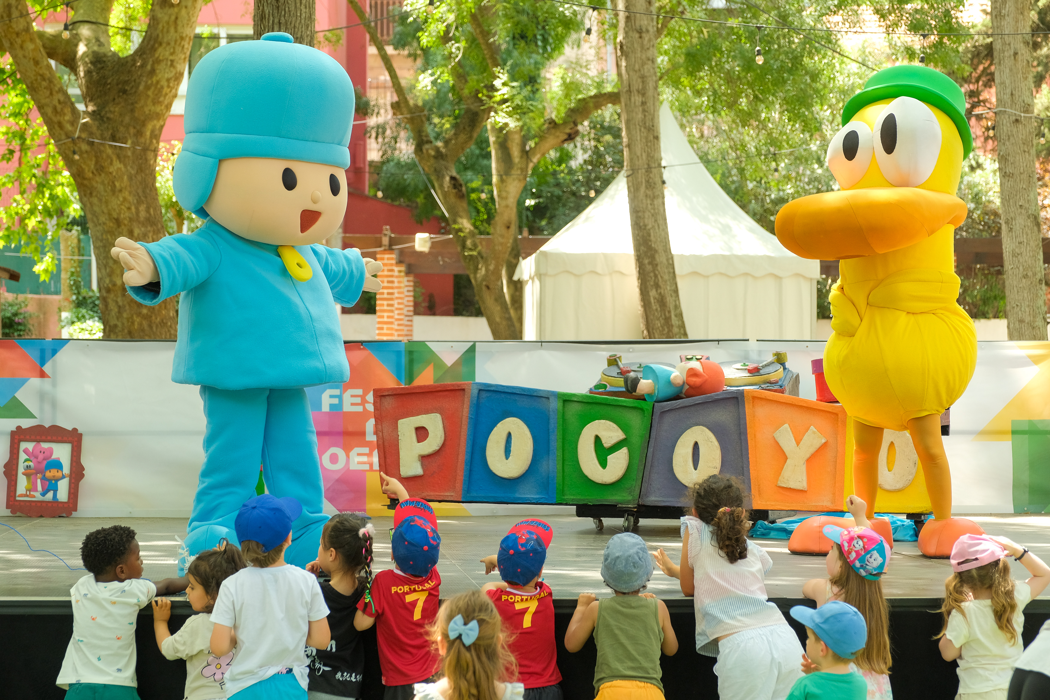 Pocoyo no palco nas Festas de Oeiras