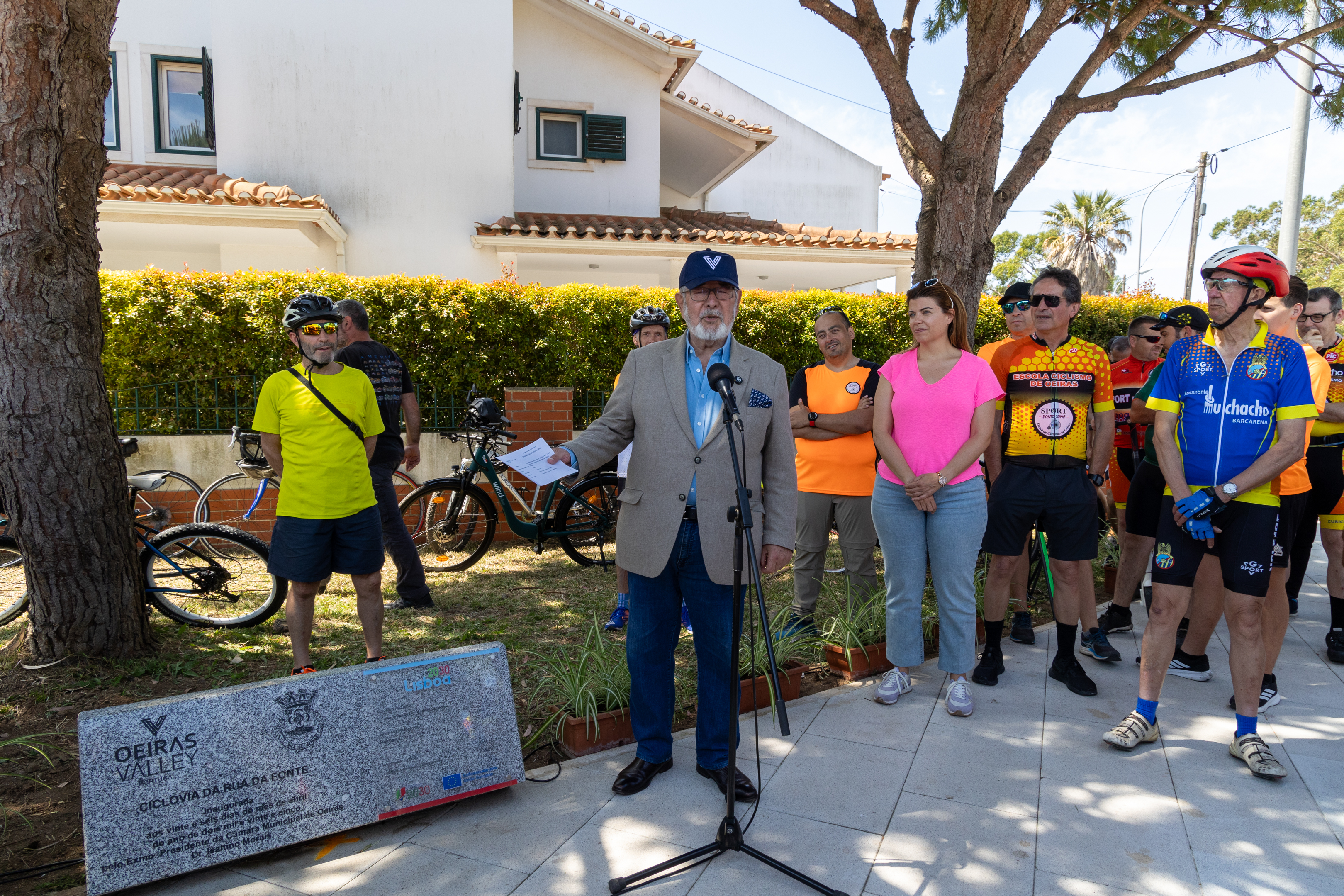 Fotografia PCMO a discursar na inauguração da Ciclovia, acompanhado pelo Executivo Municipal