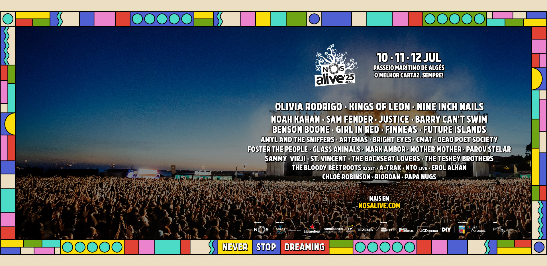 Foto de publico num dos concertos do Festival com nome de artistas que fazem parte do cartaz do Noas Alive 2025.