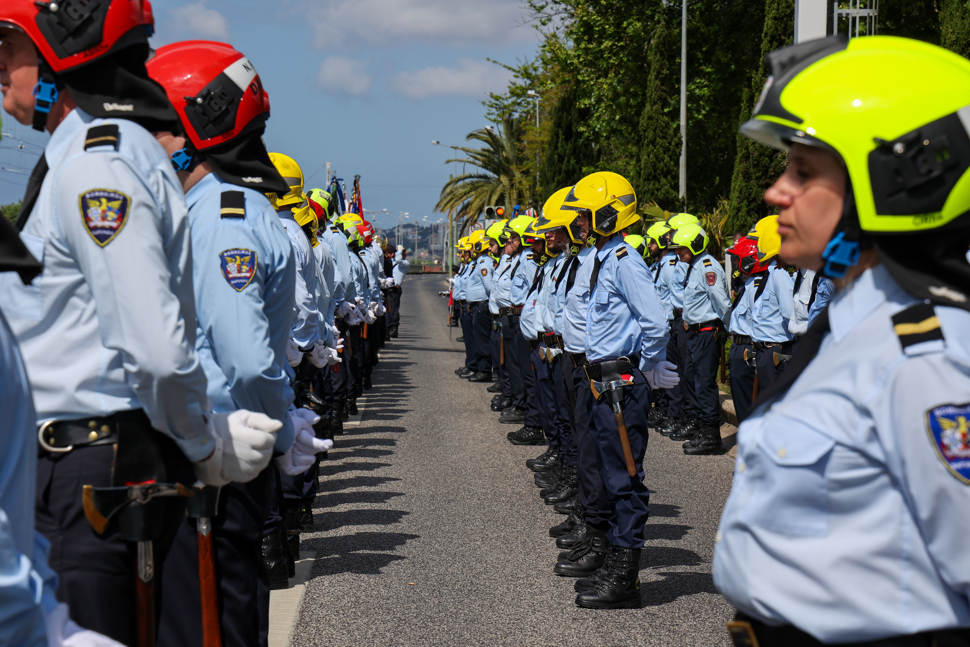 Fotografia com as forças de segurança no desfile final da semana da Proteção Civil. 