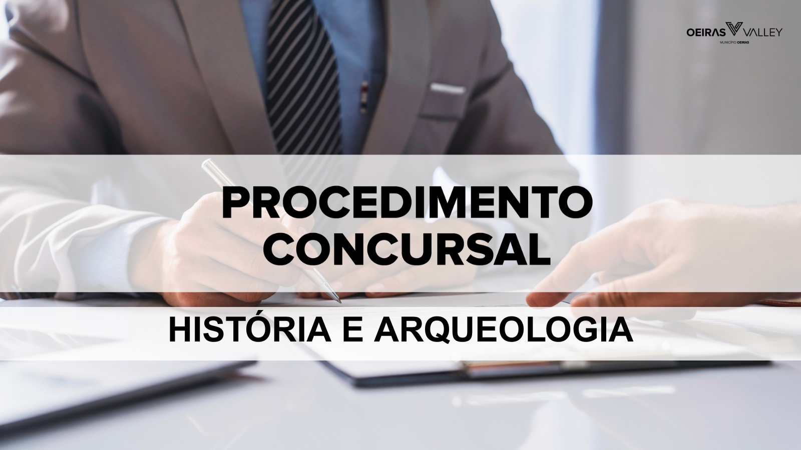 Banner com uma imagem simulando a assinatura de um contrato, com o texto 'Procedimento Concursal - História e Arqueologia'. 