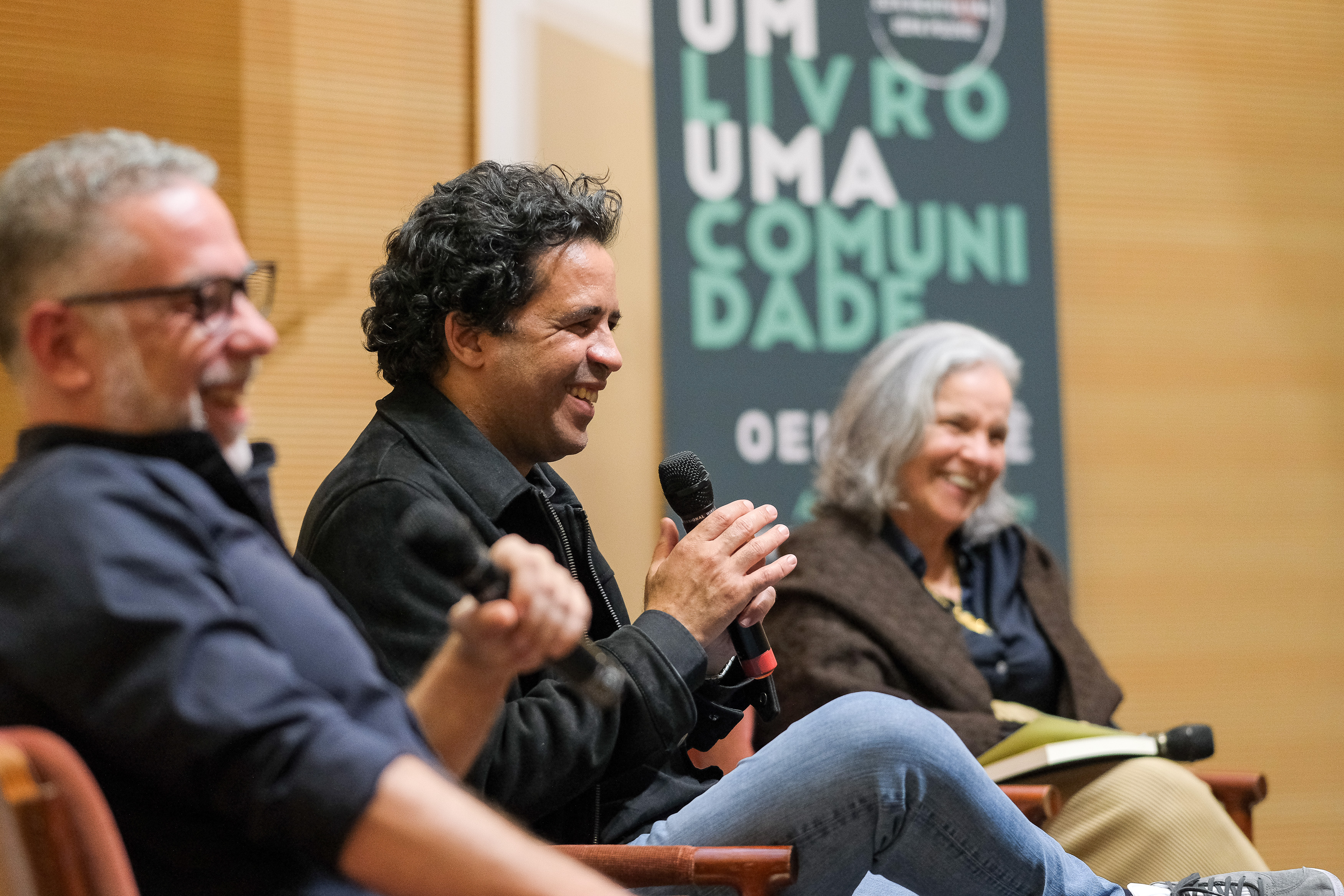 Na fotografia Bruno Vieira Amaral, Tito Couto e Dulce Maria Cardoso no palco do Templo da Poesia