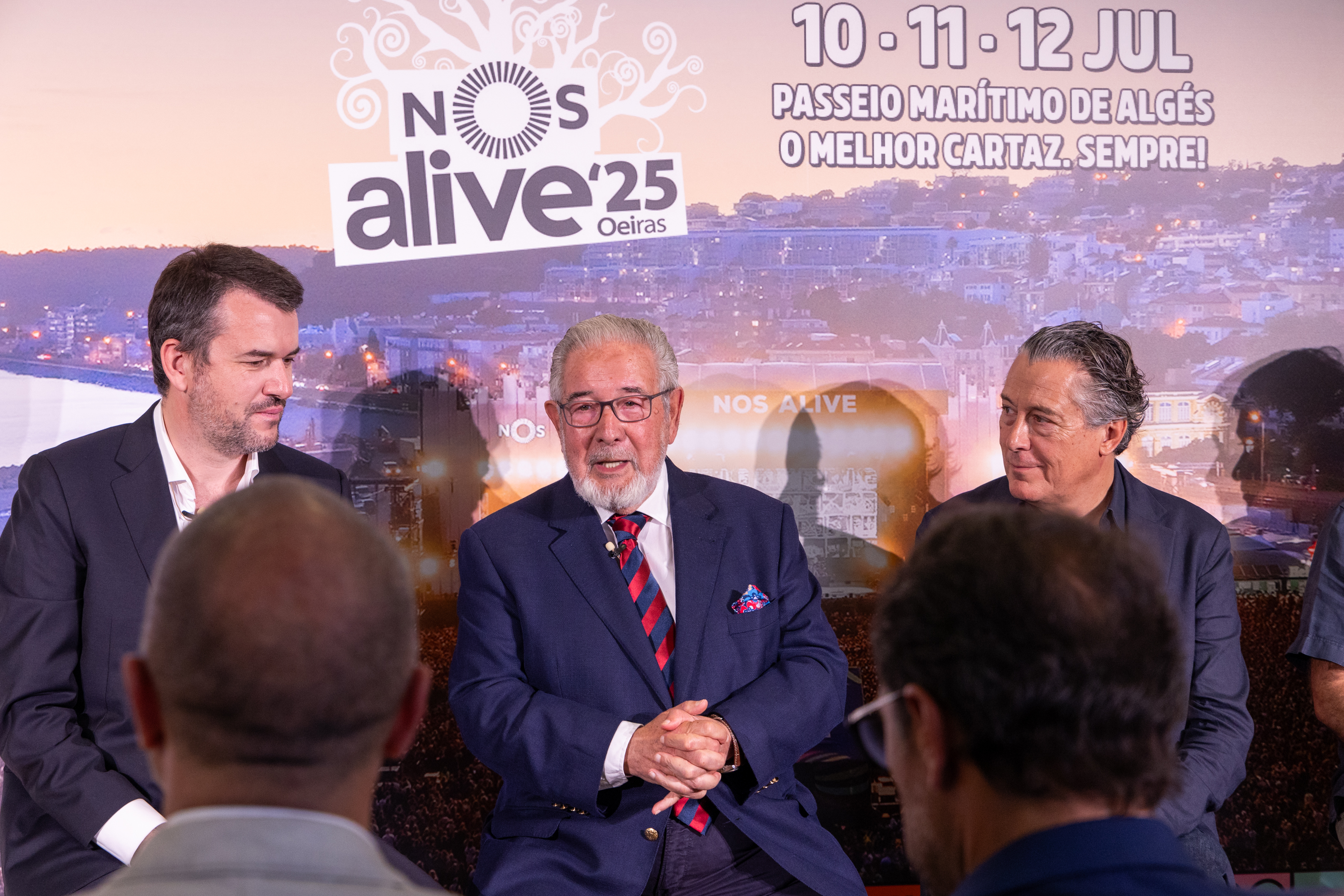 Fotografia do Presidente CMO na conferência de imprensa, ao lado do promotor Álvaro Covões. 
