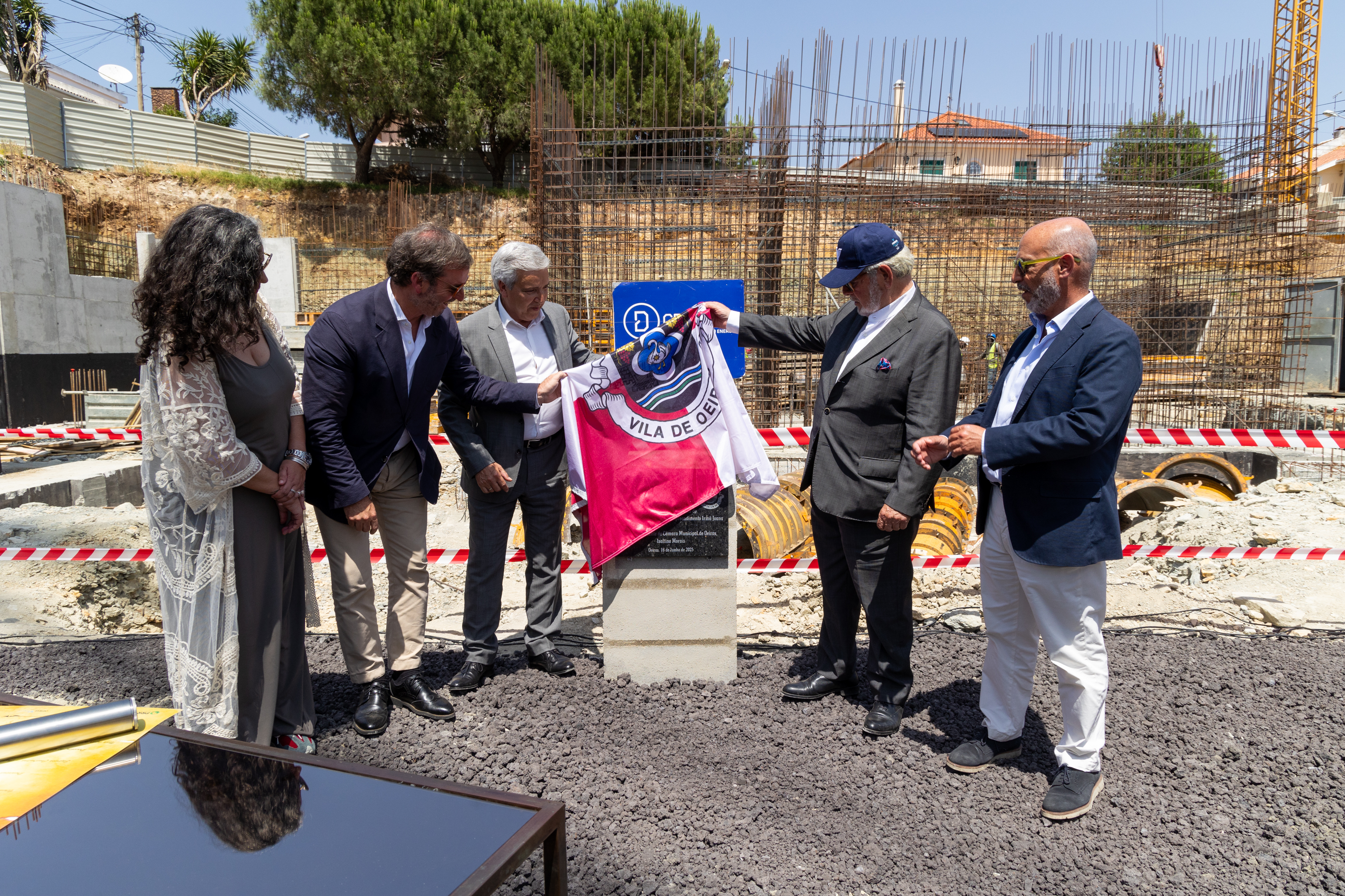 Presidente da CMO e Executivo a retirar a bandeira do Município da placa identificativa 