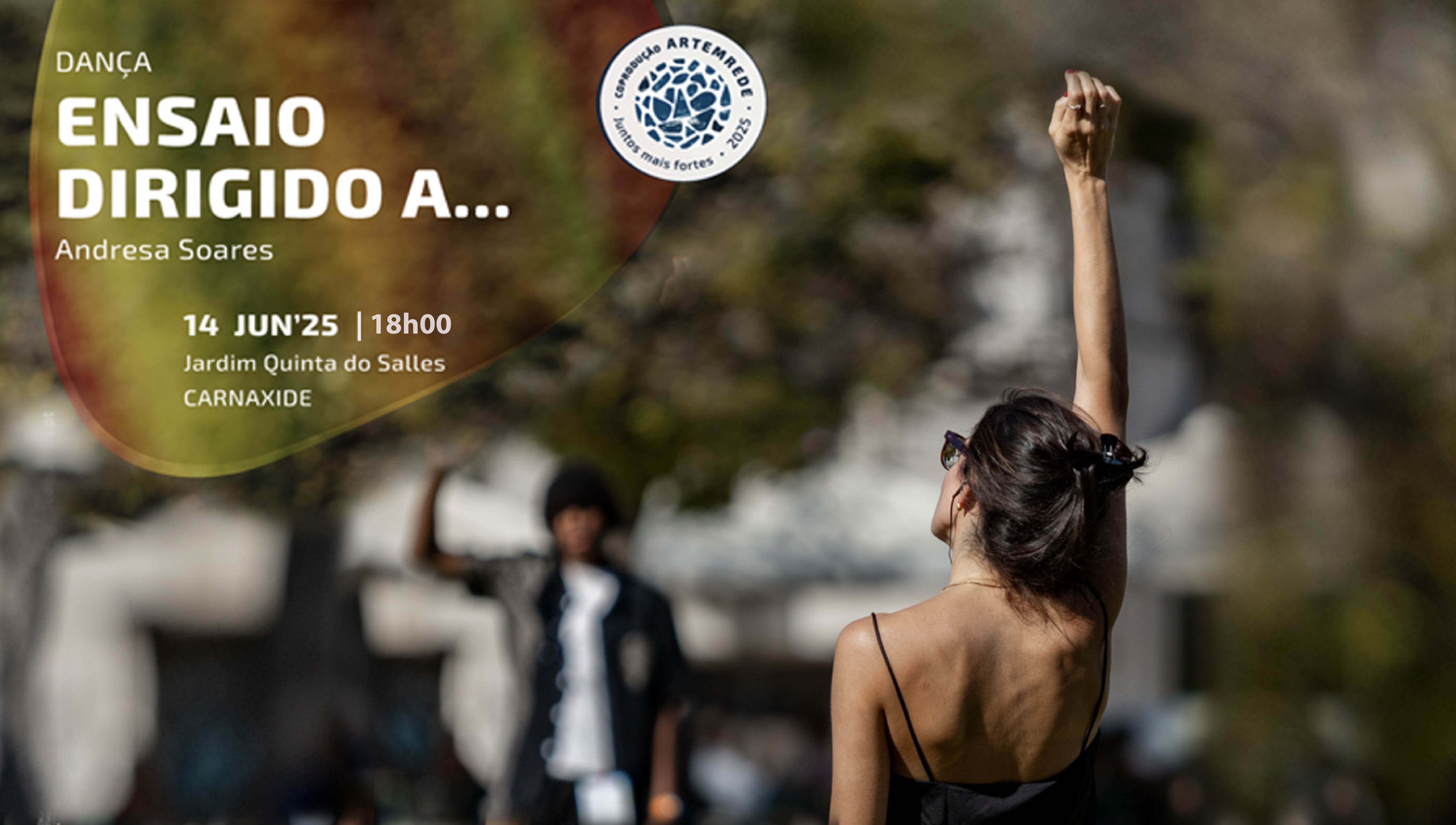 Fotografia num jardim, com uma mulher dando indicações, com informações sobre o evento. 