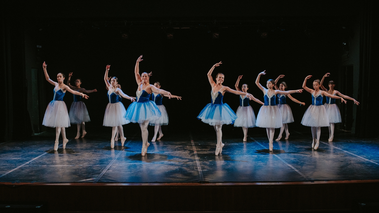 Fotografia das bailarinas em palco. 