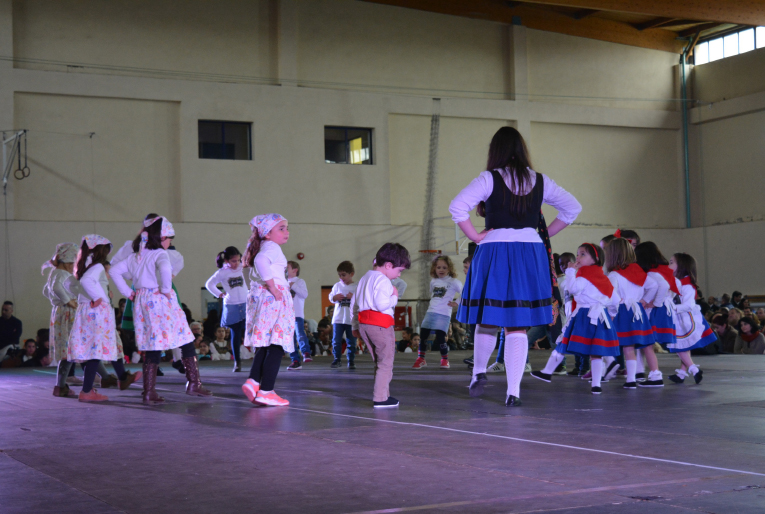 Dança tradicional com crianças